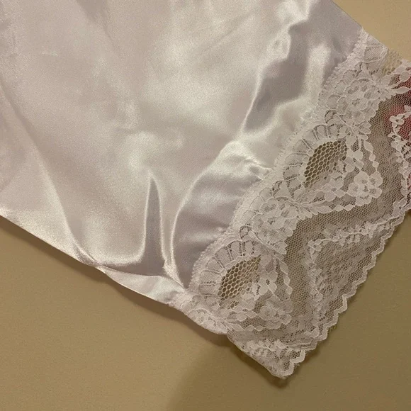 NWT La Vie en Rose White Satiny Robe w/ Lace Trim Sz M bridal spa silky luxury - Picture 5 of 13
